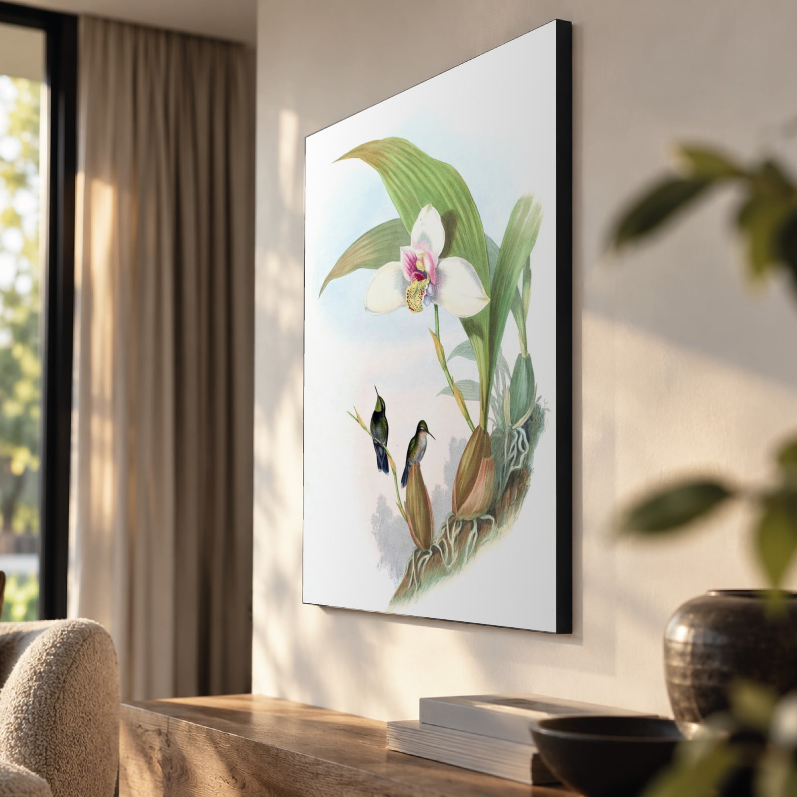 Abeillia abeillei, Smaragdkin­kolibrie (Gould) als akoestisch paneel met Wallcoustic Frame™ in een woonkamer