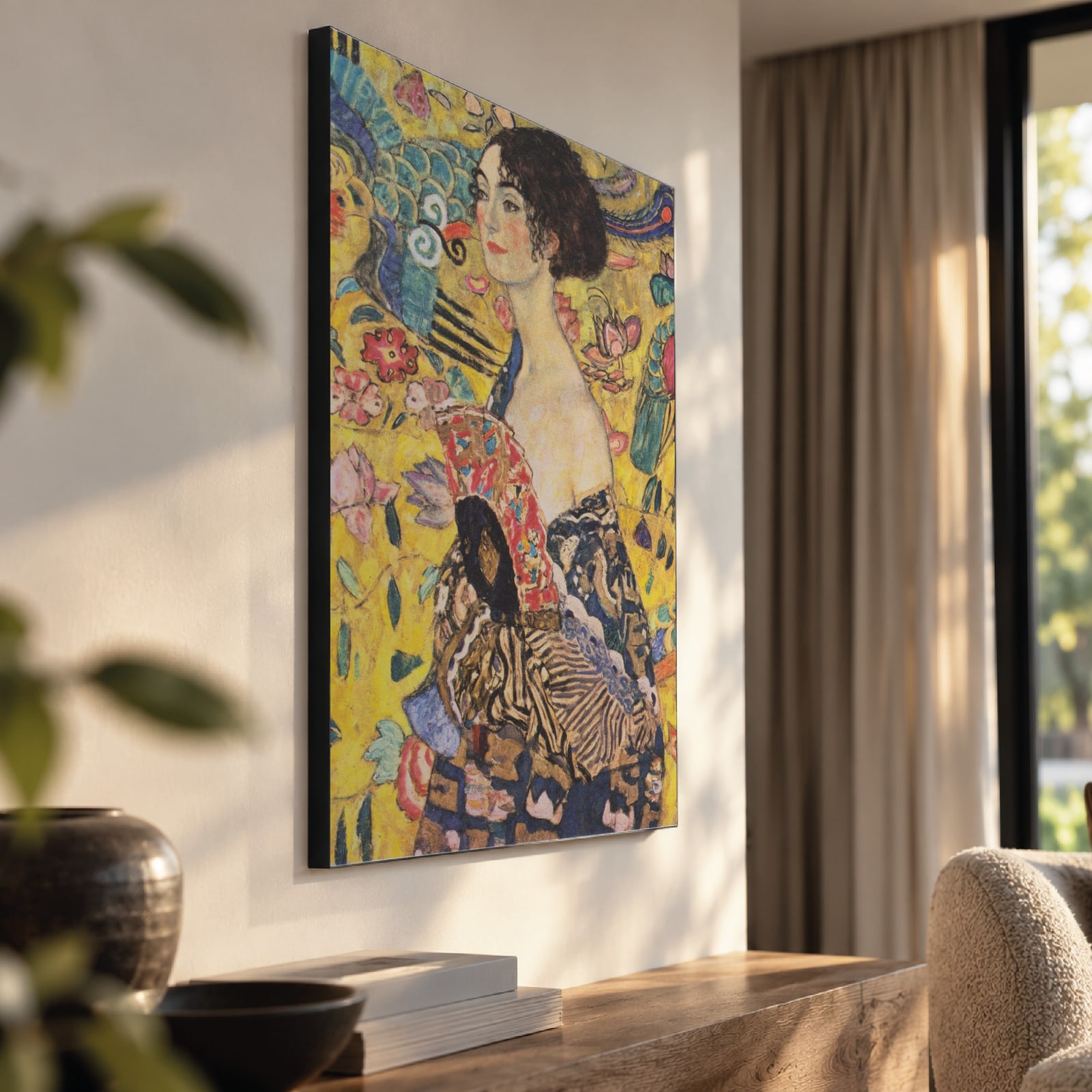 Dame met waaier (Klimt) als akoestisch paneel met Wallcoustic Frame™ in een interieur