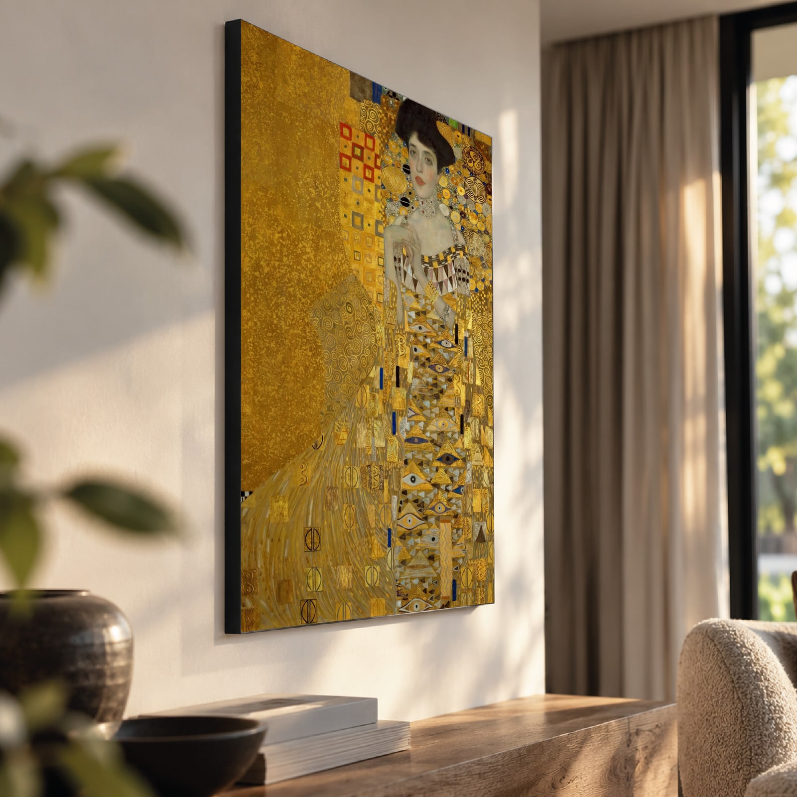 Portret van Adèle Bloch-Bauer I (Klimt) als akoestisch paneel met Wallcoustic Frame™ in een interieur